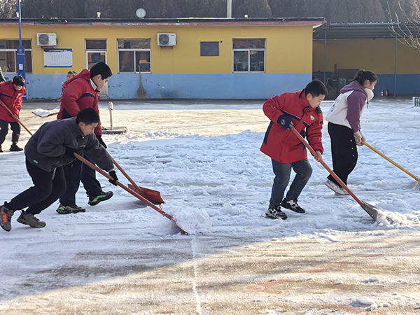 50c2cd52971a46db9a5d810dfa50d2b9.jpg 2025年12月16日三郊小学学生齐心协力铲除积雪.jpg